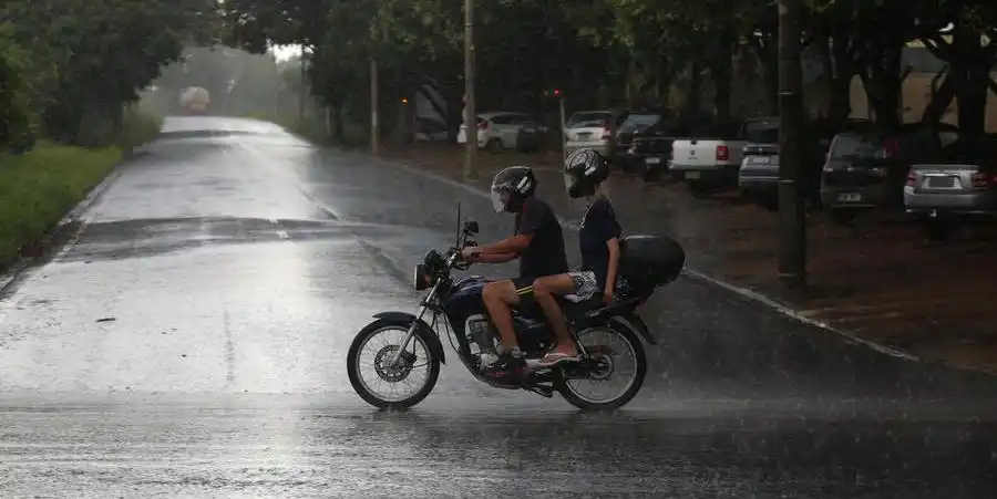 Após novembro 'seco', Rio Preto volta a ter alto volume de chuva