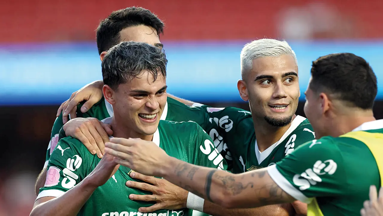 Jogadores do Palmeiras comemoram gol que deu a vitória no clássico contra o São Paulo; vitória aumentou possibilidade de título (César Greco/Palmeiras)