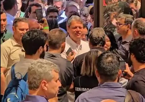 Reunião de Tarcísio com prefeitos da região de Rio Preto lota teatro