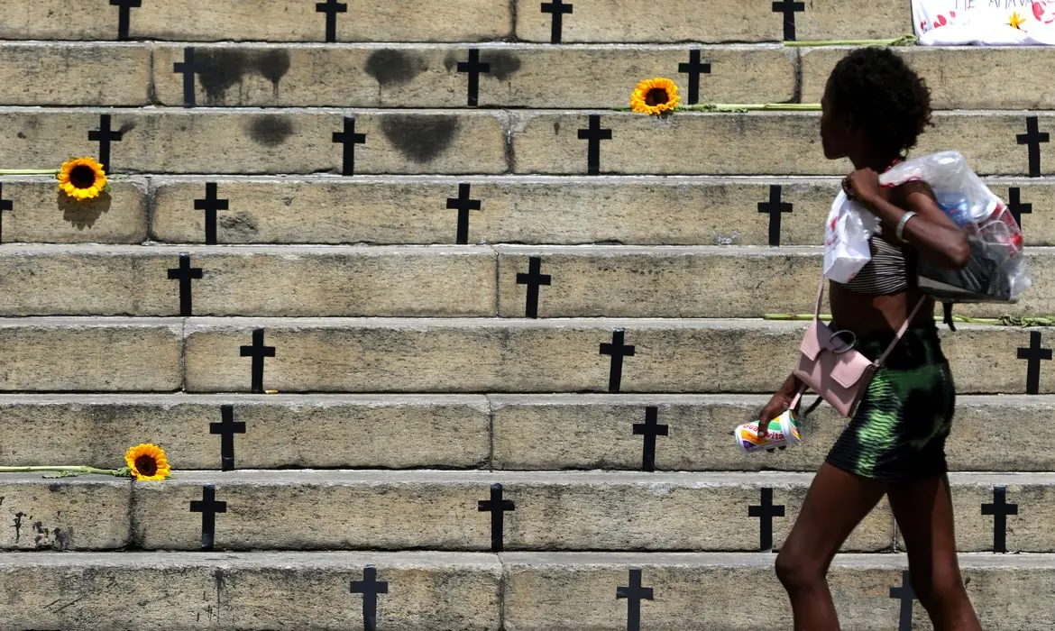 Mortes violentas caem 8,2% no país em 2025; feminicídios aumentam 4% (Agência Brasil)