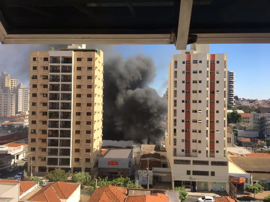 Fumaça do incêndio que atingiu uma loja de sofás no Centro de Rio Preto (Silvio Melo/Colaboração)
