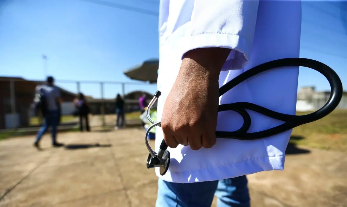 Congresso aprova exame obrigatório para médicos no Brasil