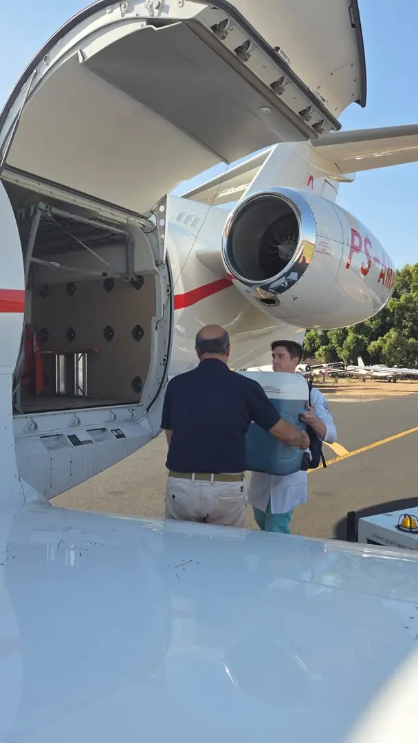 Caixa com órgão é colocada em avião (Divulgação)