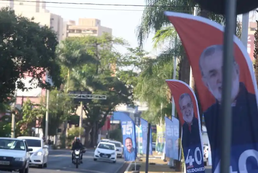 Propagandas de Valdomiro, Itamar e Coronel em avenida da cidade (Guilherme Baffi 18/9/2024)