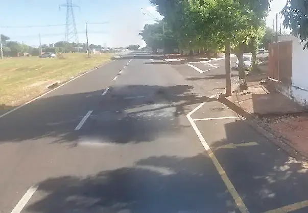 Local onde aconteceu o acidente: lixeira e depois o poste (Street View/Reprodução)