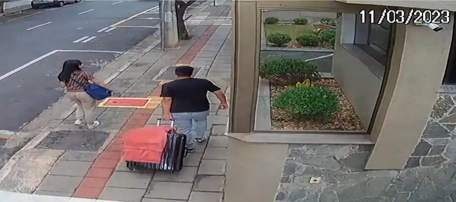 Dois integrantes, bem-vestidos, fingiam ser parentes de moradores para conseguir acesso ao edifício; câmera de monitoramento ajudou a identificá-los (Reprodução)