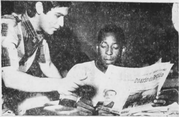 Amaury Jr mostra exemplar do Diário da Região ao Rei Pelé, de passagem por Rio Preto (Reprodução/Diário da Região/Kharfan)