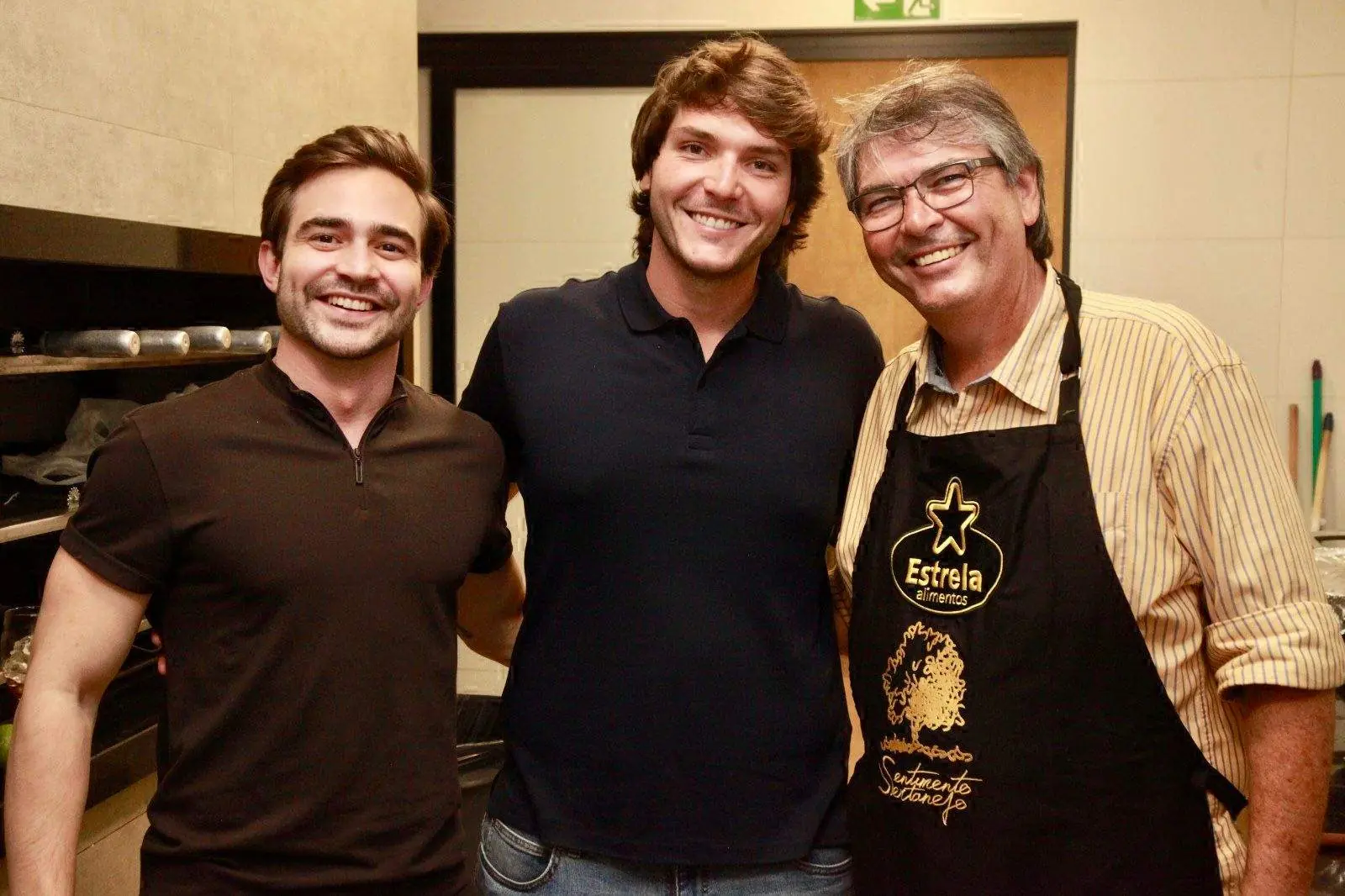 Marcelo Bastos, Túlio Passos e o chef Elvio Lopes, em encontro de amigos no condomínio Quinta do Golfe (Arnaldo Mussi)