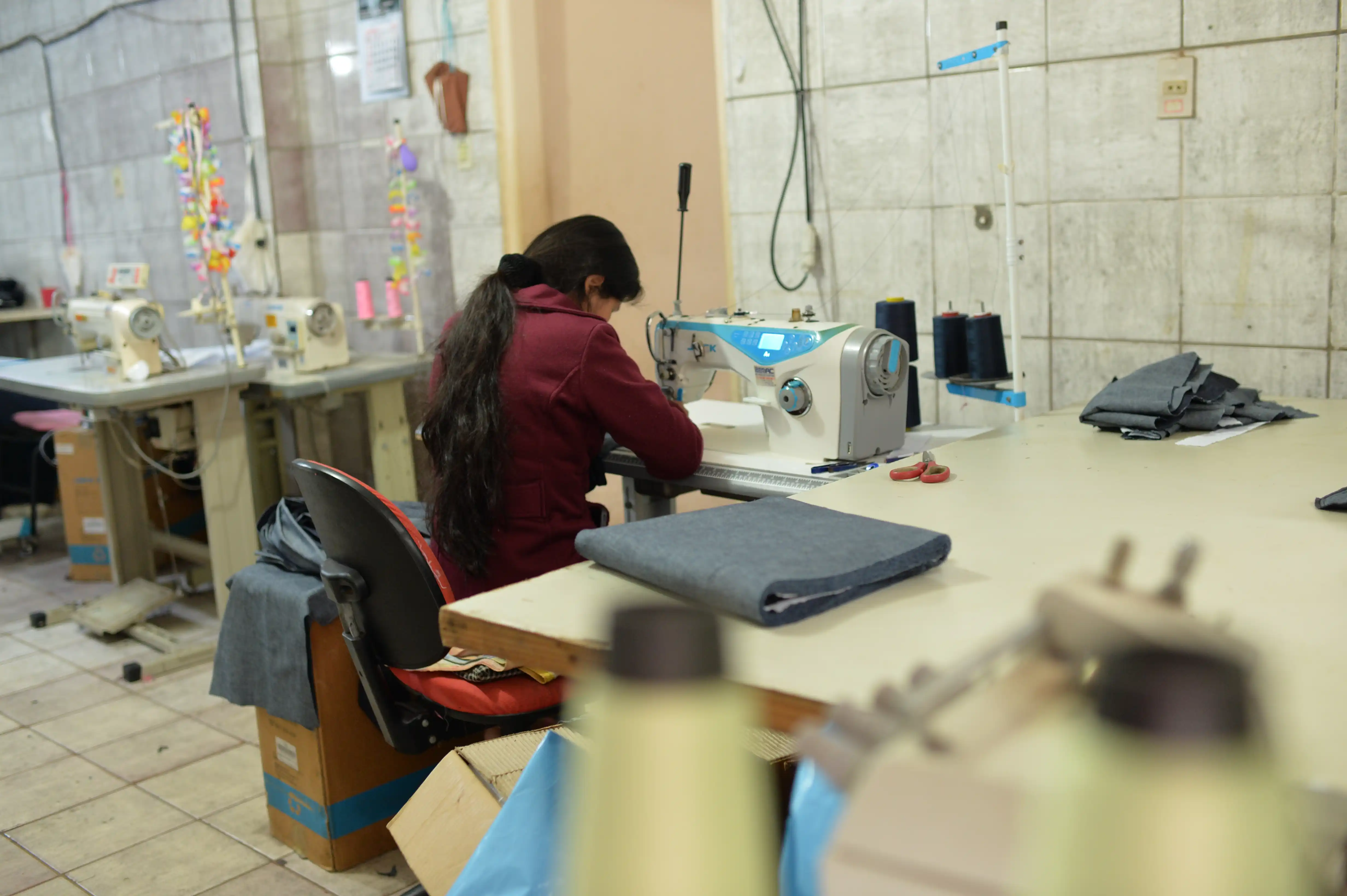 Um dos trabalhadores durante o processo de fabricação de roupas na oficina fiscalizada (Divulgação / Ministério Público Trabalho)