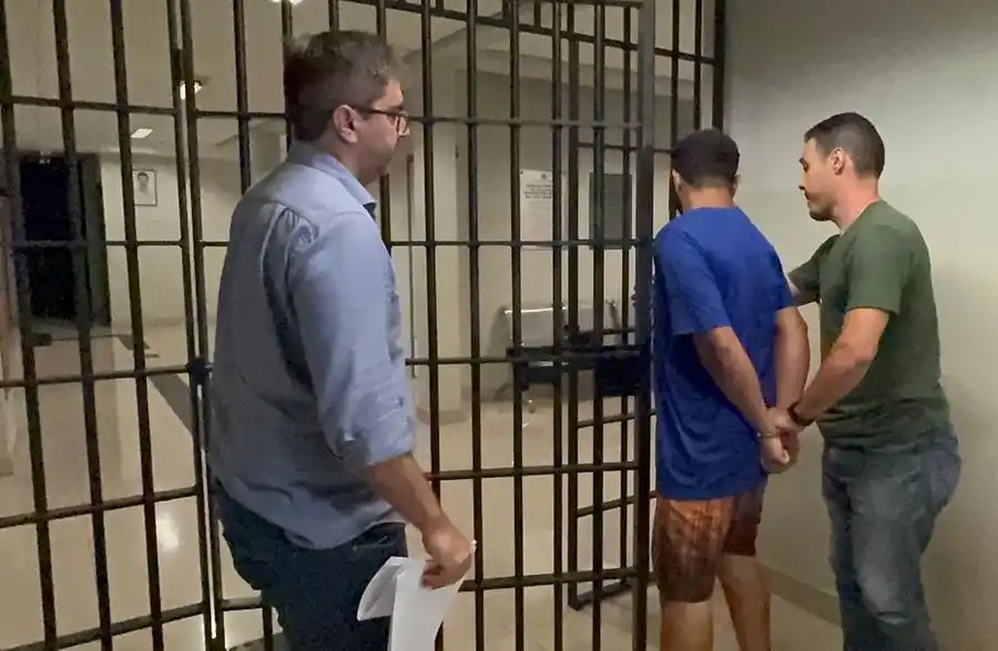 Delegado Paulo Buchala e investigador conduzem suspeito de matar pedreiro (Marco Antonio dos Santos 22/12/2023)