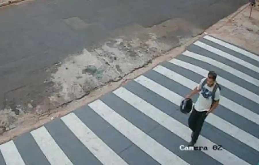 Câmera flagrou Douglas caminhando para o local do primeiro roubo ((Reprodução))