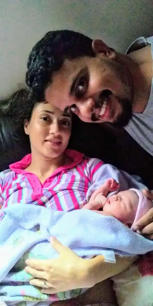 Adriana e o marido, Hugo, após o primeiro parto em casa (Arquivo pessoal)