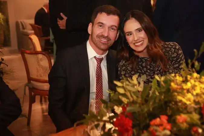 Marcelo e Josiane Castro Facchini foram cumprimentar os noivos, Letícia Rastelli e Edgard Cais (Arnaldo Mussi)