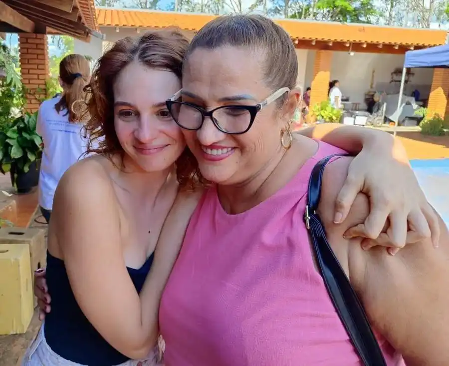 Atriz Lara Tremouroux com Sandra Santos, viúva de Asa Branca, durante as gravações do longa em Fernandópolis (Luciano Donadelli/Regiaonoroeste)