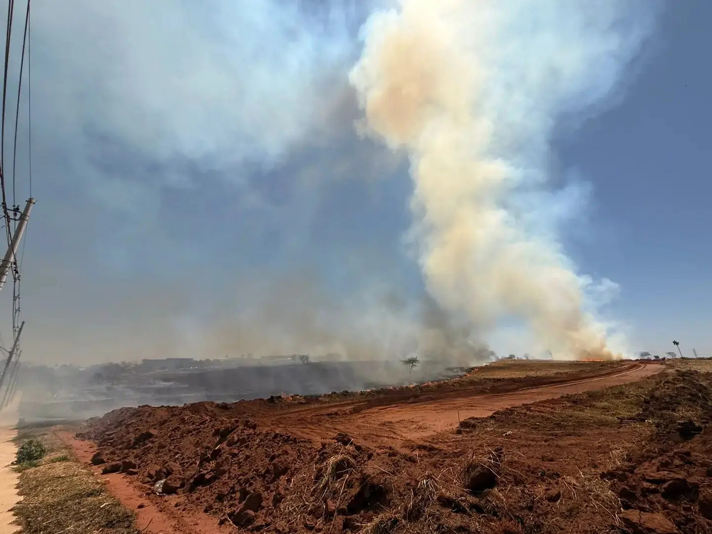 Região do antigo IPA voltou a ser incendiada; no Jardim Monte Belo, fogo se alastrou em terreno após mulher queimar itens dentro de casa (Colaboração Leitor)
