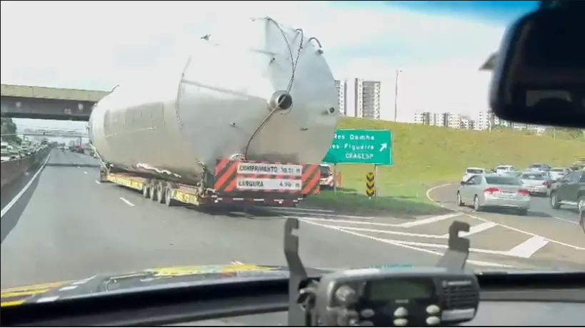 Carreta trava trânsito ao tentar passar por viaduto na BR-153 em Rio Preto