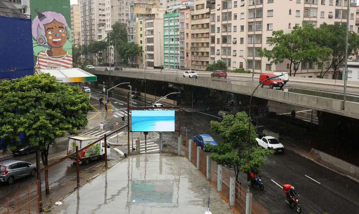 Estado de SP deve ter chuva e ventos intensos até a próxima terça