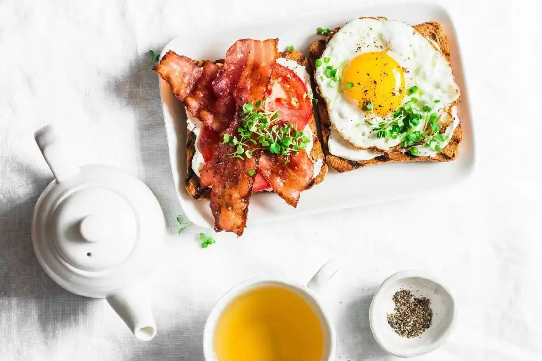 A intenção do brunch é fugir da formalidade de um almoço (Canva/Banco de Imagem)