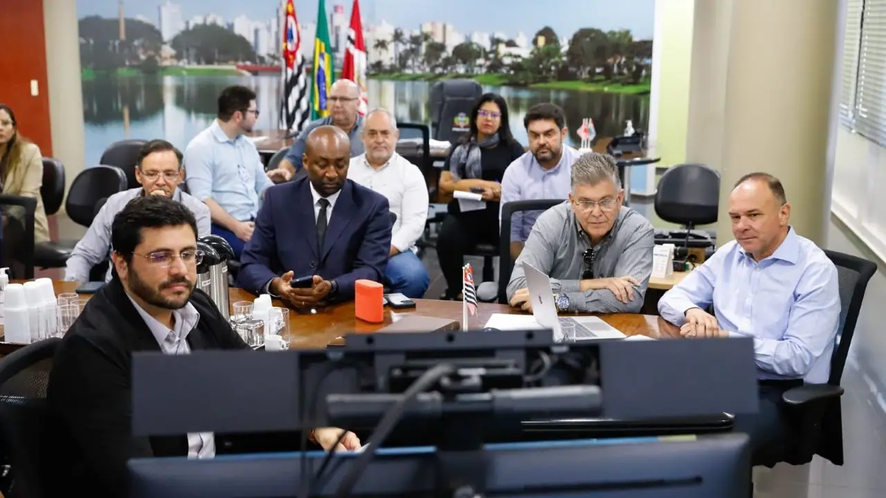 Coronel Fábio com parte de sua comitiva em reunião de preparação para viagem (Divulgação/Prefeitura de Rio Preto)