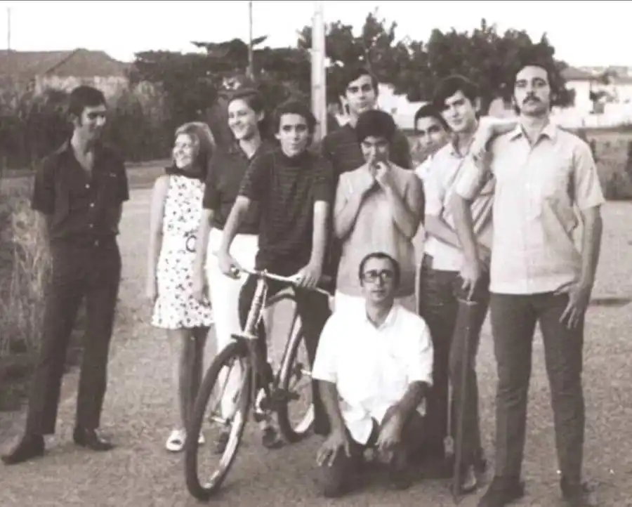 Clineo, Tina Micelli, Zé Reinaldo, Rubens Veloni, Ricardo, Cícero Paes, João Carlos e Humberto Sinibaldi (agachado) na Casa de Cultura, em 1968 (Arquivo Público Municipal e João Carlos Rodrigues Perez (1968))