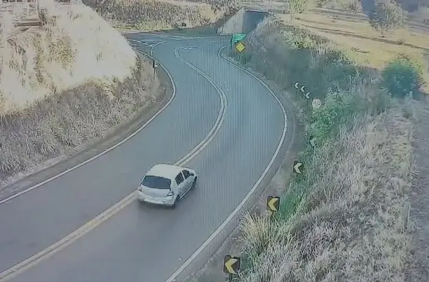 Câmera flagra carro durante fuga após assalto em Monte Aprazível (Reprodução)