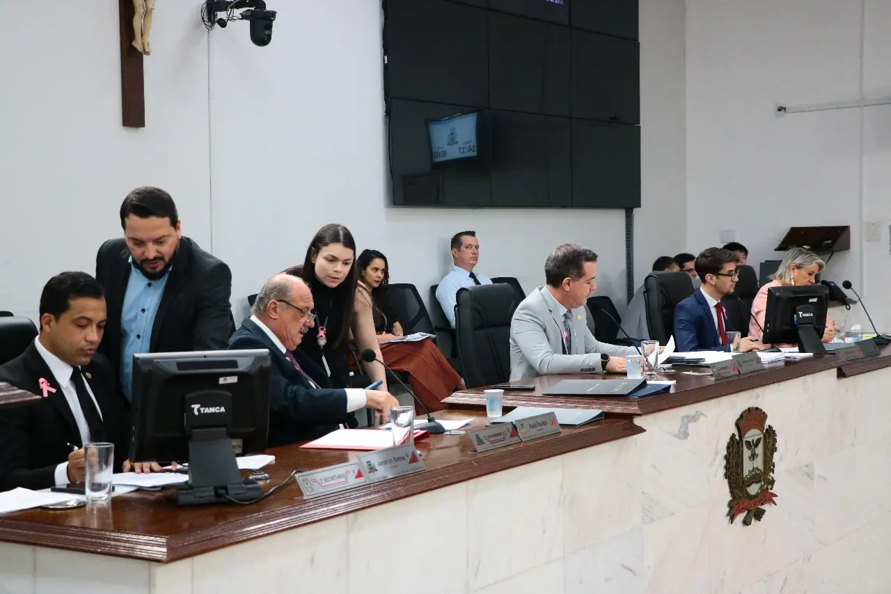 Integrantes da Mesa Diretora da Câmara na sessão desta terça, 7 (Divulgação/Câmara de Rio Pret)