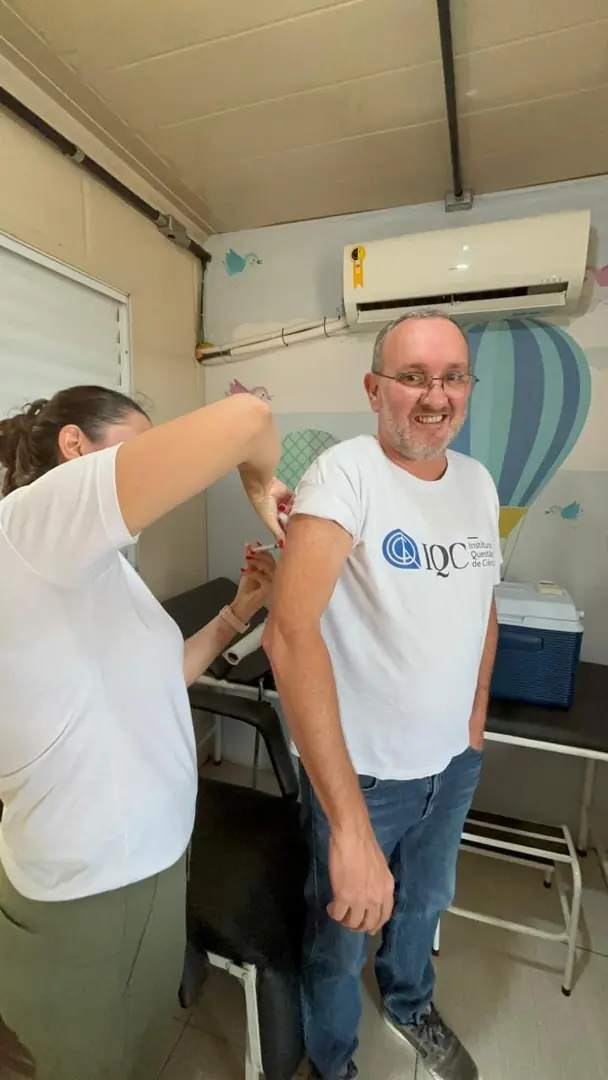 Pesquisadores da Famerp que participaram de estudo da vacina contra a dengue são imunizados