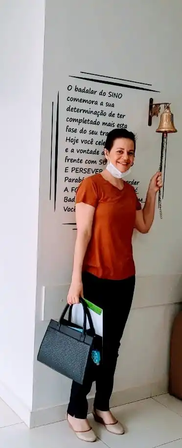Ellen Silva, de 37 anos, descobriu tumor aos 35: passou por tratamento e agora passa por acompanhamento médico (Arquivo Pessoal)