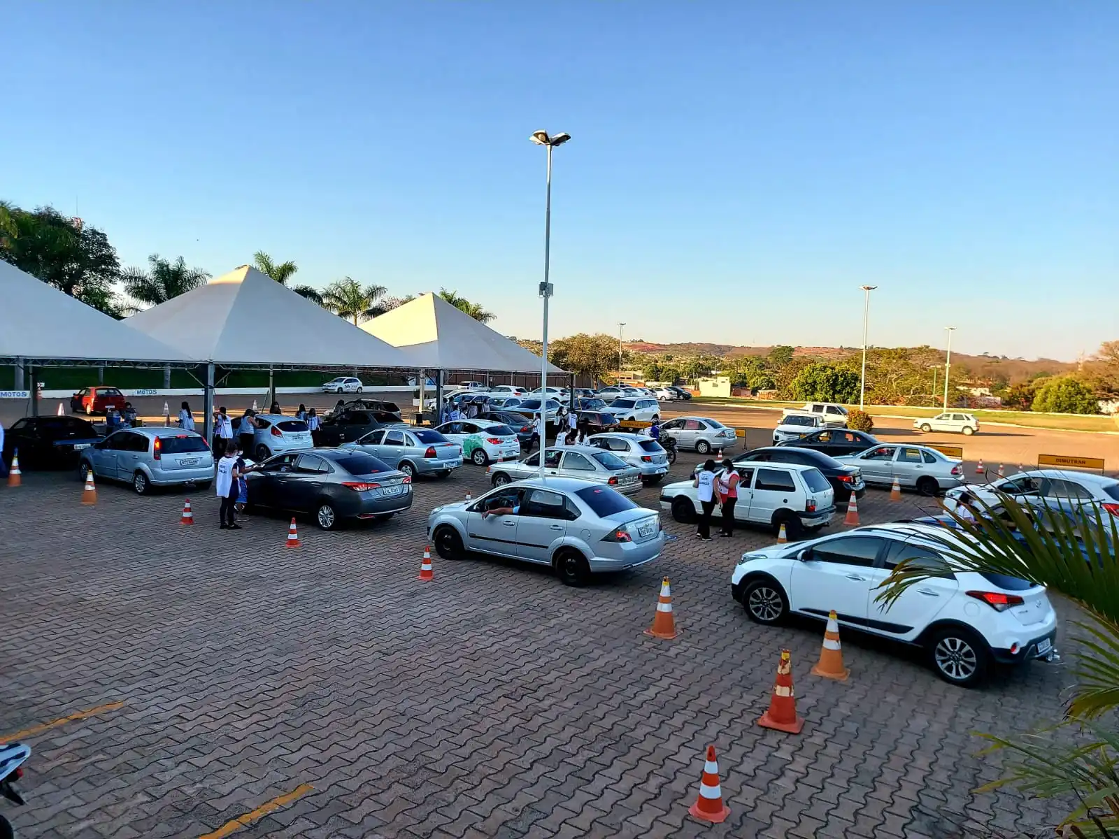 Em Jales, vacinação tem acontecido no estacionamento da igreja (Divulgação)