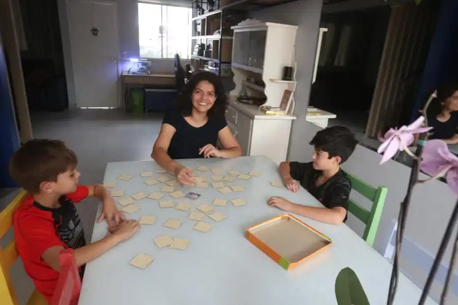 Jordana e os filhos, Gregório (e) e Benjamin (d): tempo de qualidade com os filhos (Guilherme Baffi 11/11/2022)