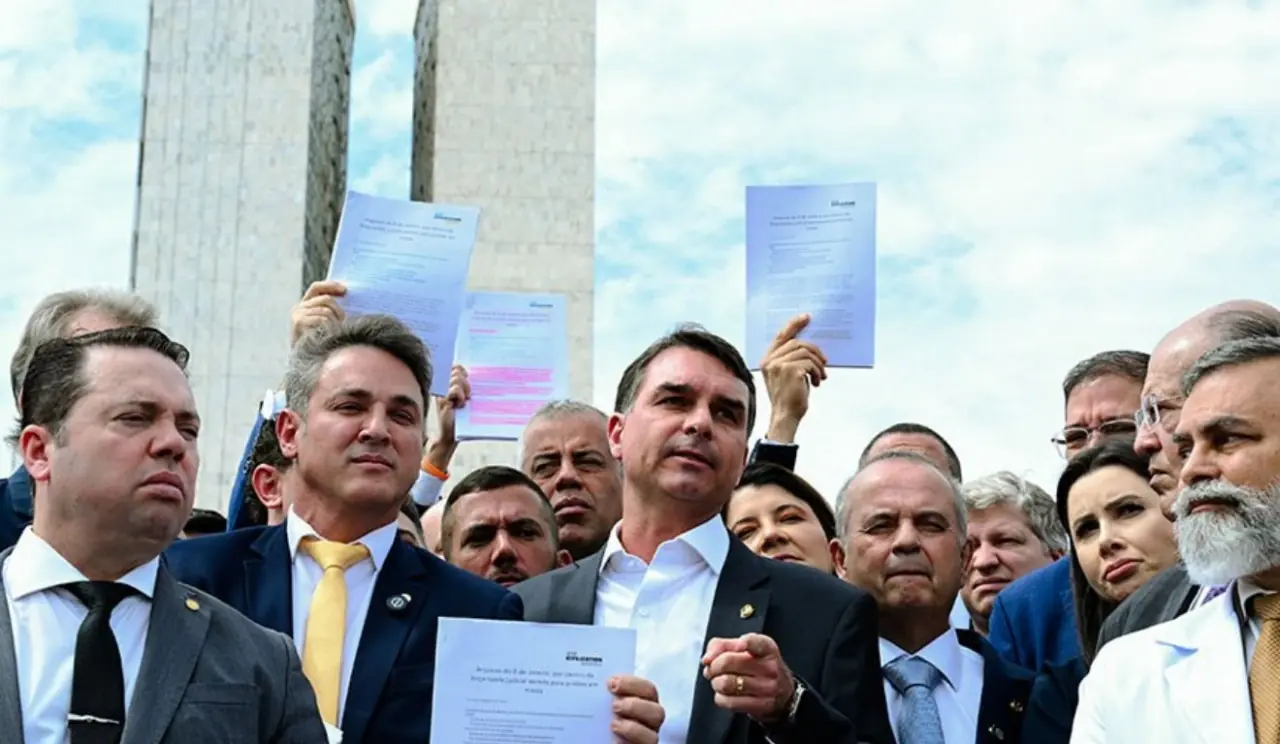 O senador Flávio Bolsonaro (ao centro) com apoiadores do ex-presidente (Edilson Rodrigues/Agência Senado)