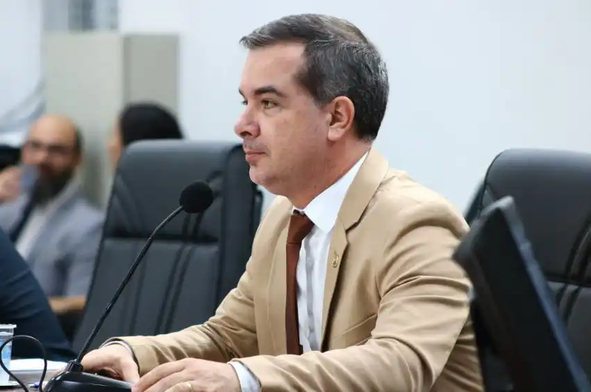 Presidente da Câmara, Luciano Julião, durante sessão na Câmara (Divulgação/Câmara Rio Preto)