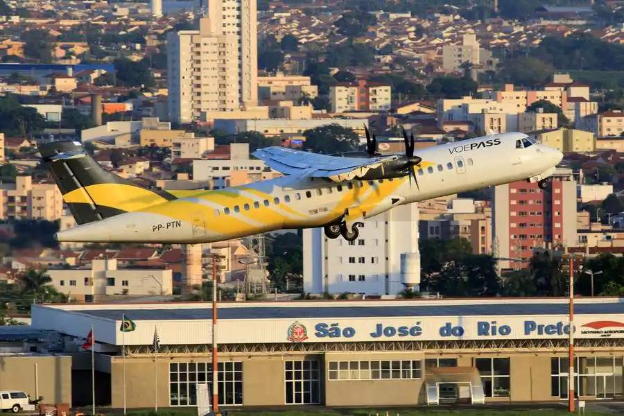 Avião da Voepass decola do Aeroporto Eribelto Manoel Reino, em Rio Preto (Alex Pelicer/Colaboração)