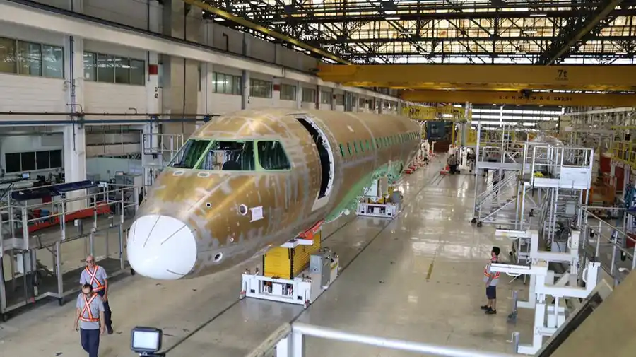 Linha de montagem da Embraer em São José dos Campos (Divulgação/Embraer)