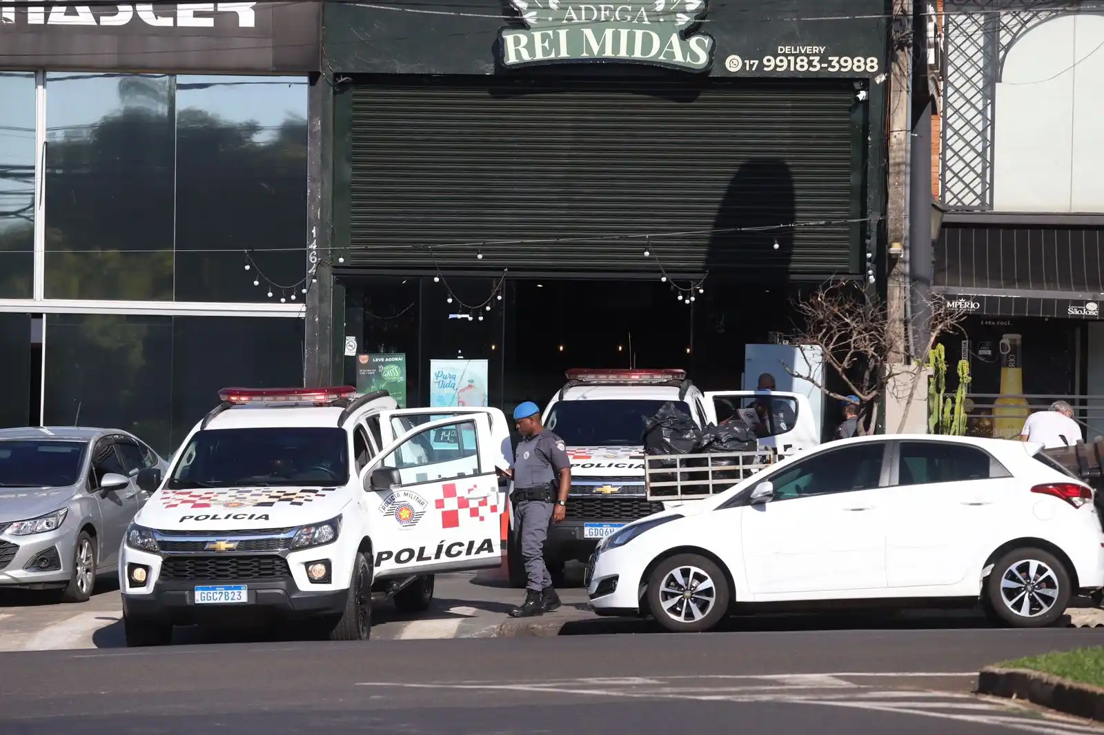 Mandado de busca e apreensão foi cumprido em adega durante operação para prisão de policial militar (Guilherme Baffi 21/05/2025)