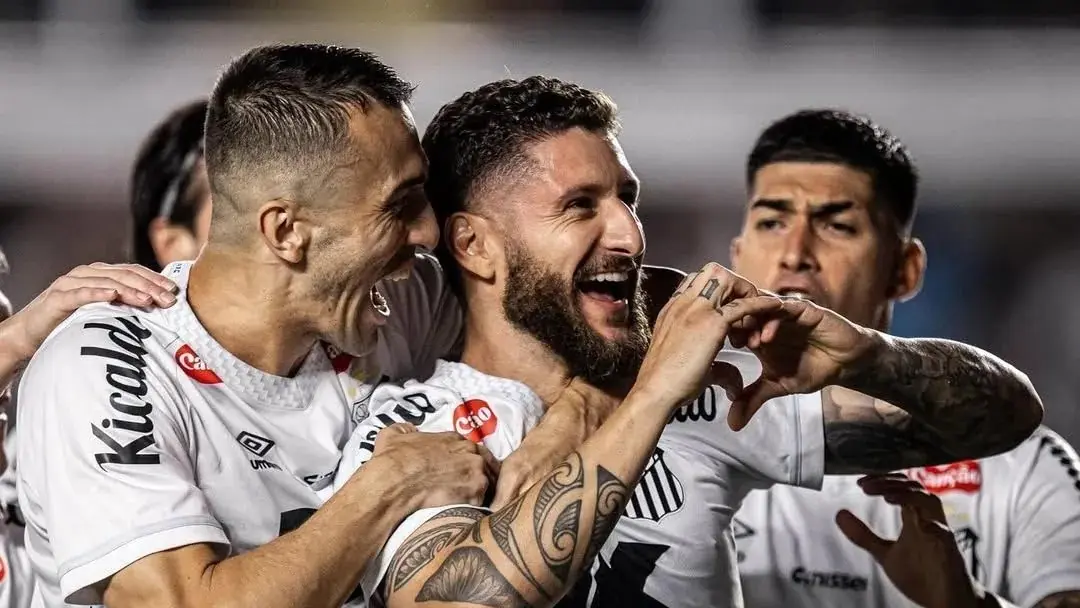 Santos vence o Corinthans na Vila Belmiro e respira no Brasileirão