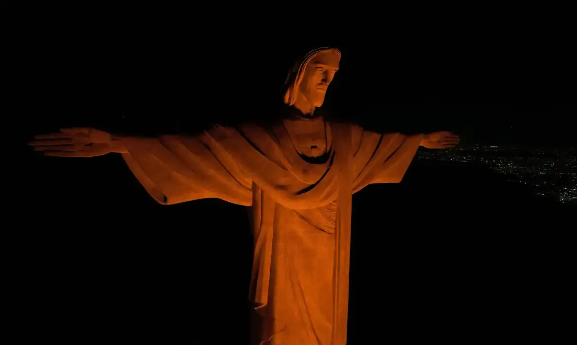 Cristo ‘veste’ laranja contra o feminicídio