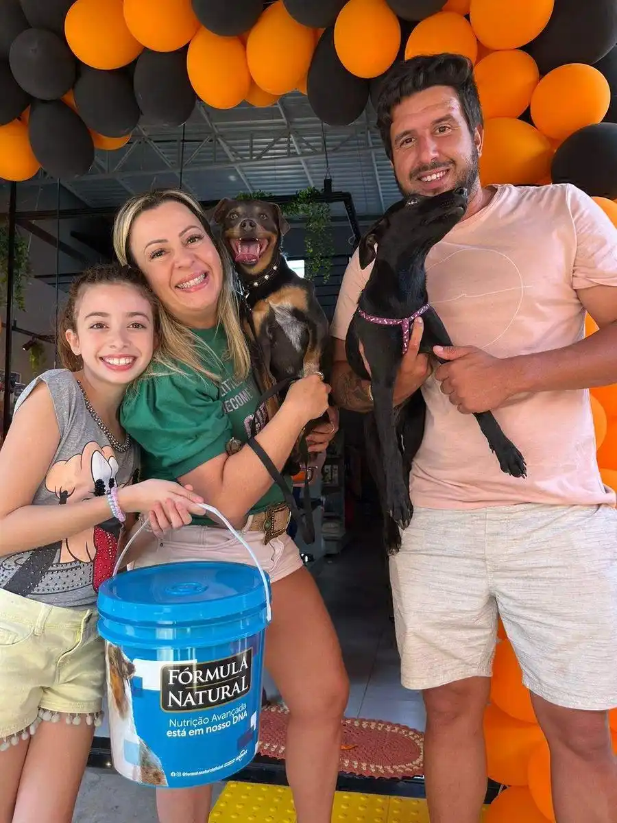 Alexandra Mitaini e a família com os cães Guga e Serena (Arquivo Pessoal)
