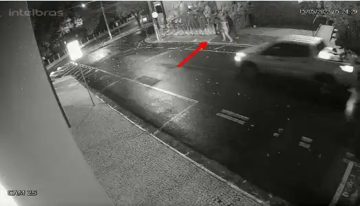 Uma das câmeras identificadas pela Polícia Civil captou a fuga dos criminosos (Reprodução)