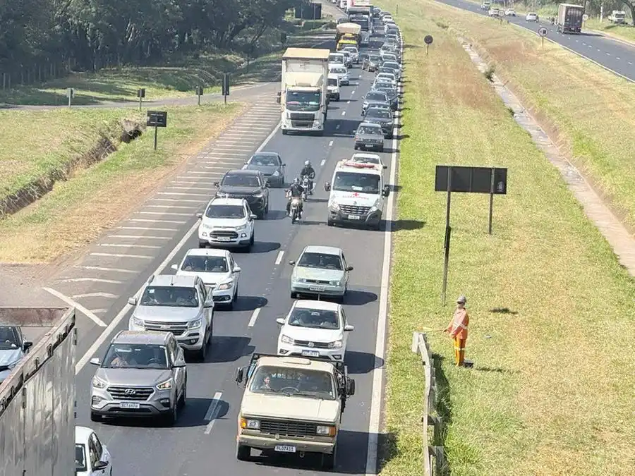 Fila de veículos na rodovia Washington Luís virou rotina no sentido Rio Preto-Mirassol durante as obras da terceira faixa (Marco Antonio dos Santos 24/7/2025)