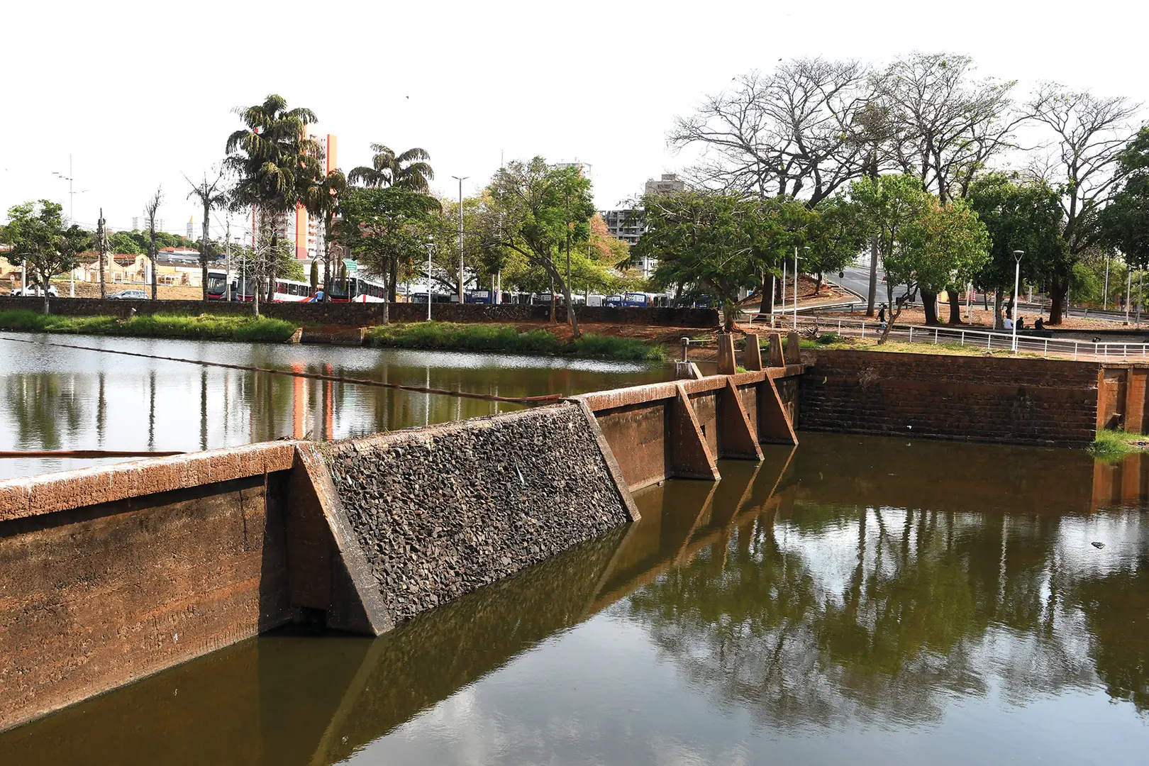Vertedouro da Represa Municipal de Rio Preto seca, mostra redução do nível do reservatório de abastecimento e põe Semae em alerta (Thomaz Vita Neto 6/10/2025)
