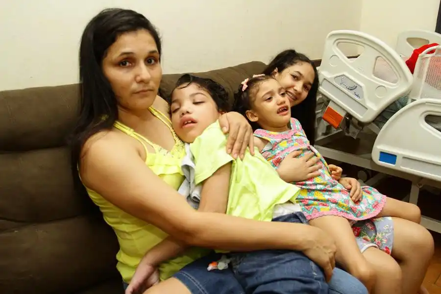 Fernanda Pereira, 35 anos, com os filhos Guilherme, Helena e Ellen: decisões judiciais foram fundamentais para obter medicamentos para as crianças (Edvaldo Santos 6/6/2025)