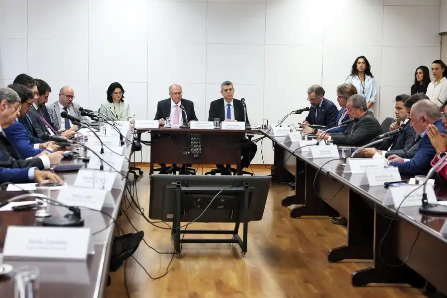 O vice-presidente e ministro do Desenvolvimento, Indústria, Comércio e Serviços, Geraldo Alckmin, participa de reunião com representantes do setor produtivo da indústria para discutir medidas à tarifa de 50% dos EUA (Valter Campanato/Agência Brasil)