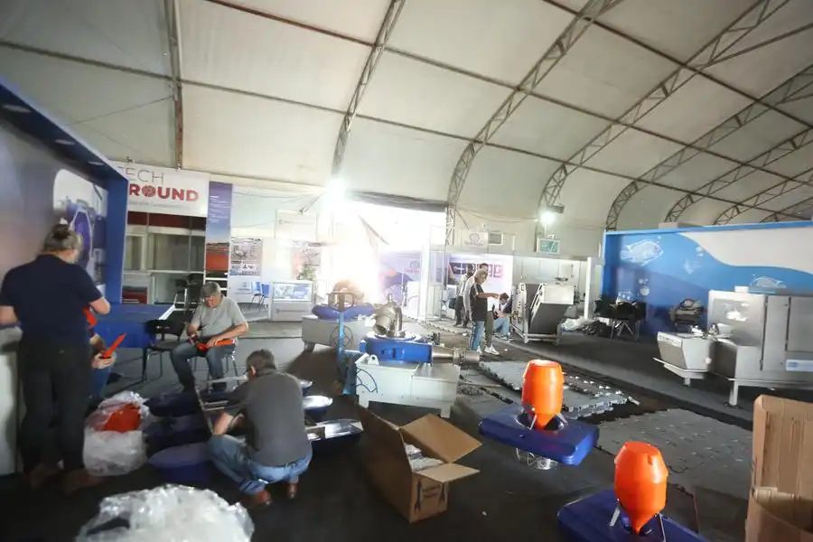 Equipe prepara estandes para a primeira edição da Aquishow em Rio Preto (Guilherme Baffi 23/5/2022)