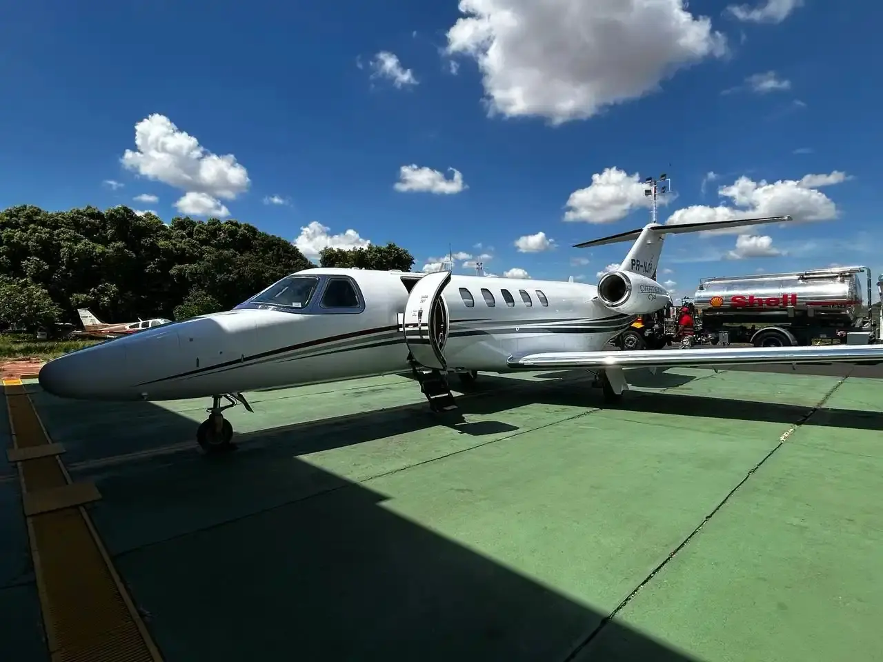 Aeronave da Frigoestrela abastece antes de fazer transporte de órgão (Divulgação)