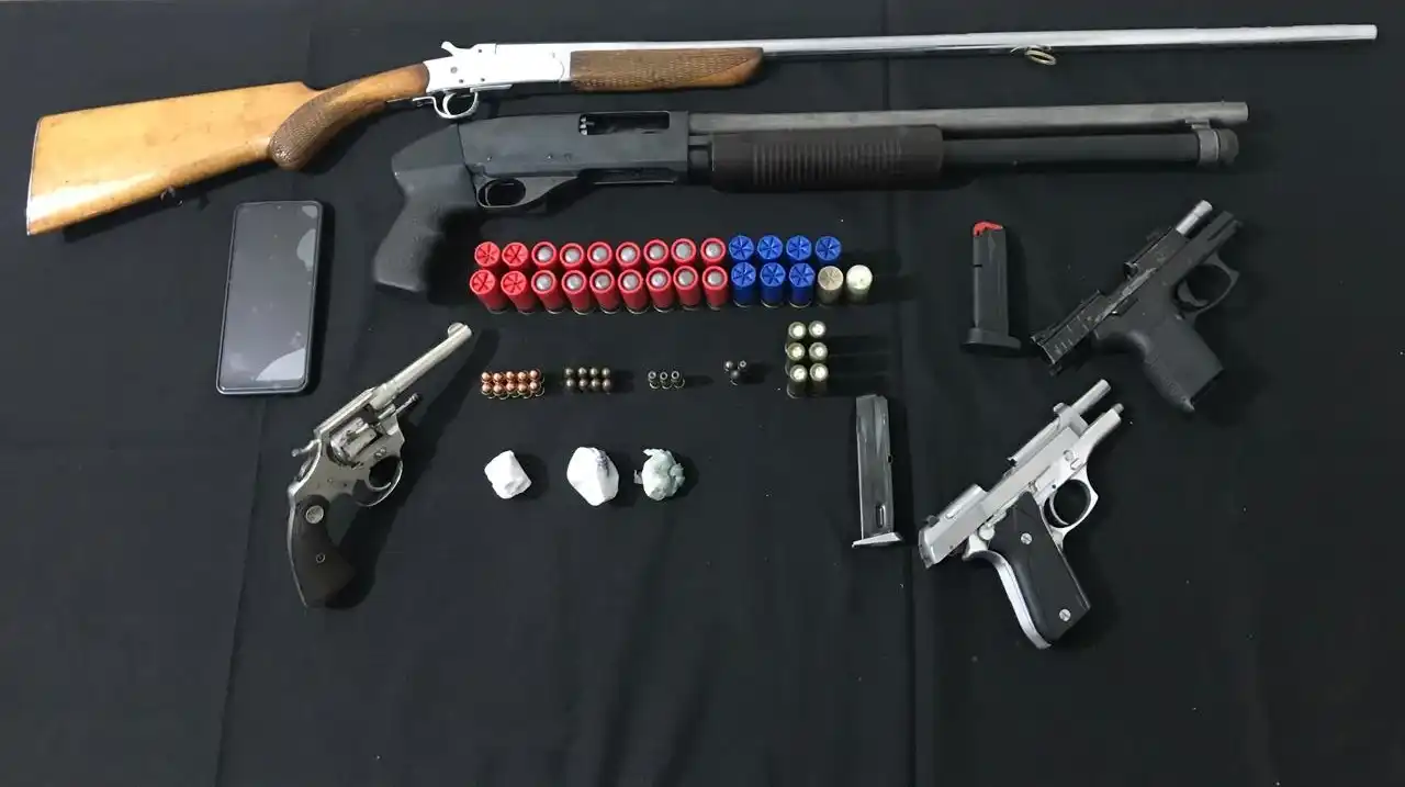 As cinco armas apreendidas com o suspeito (Divulgação/Polícia Militar)