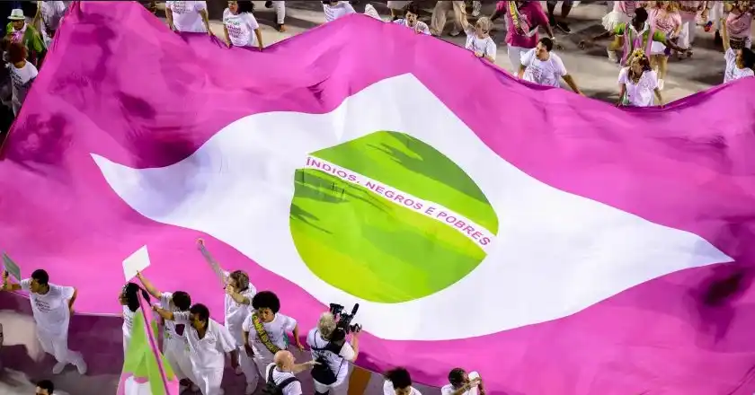 Bandeira questionada em exposição no Sesc de Rio Preto é uma réplica da que foi utilizada pela Mangueira no Carnaval de 2019 (Divulgação/Riotur)