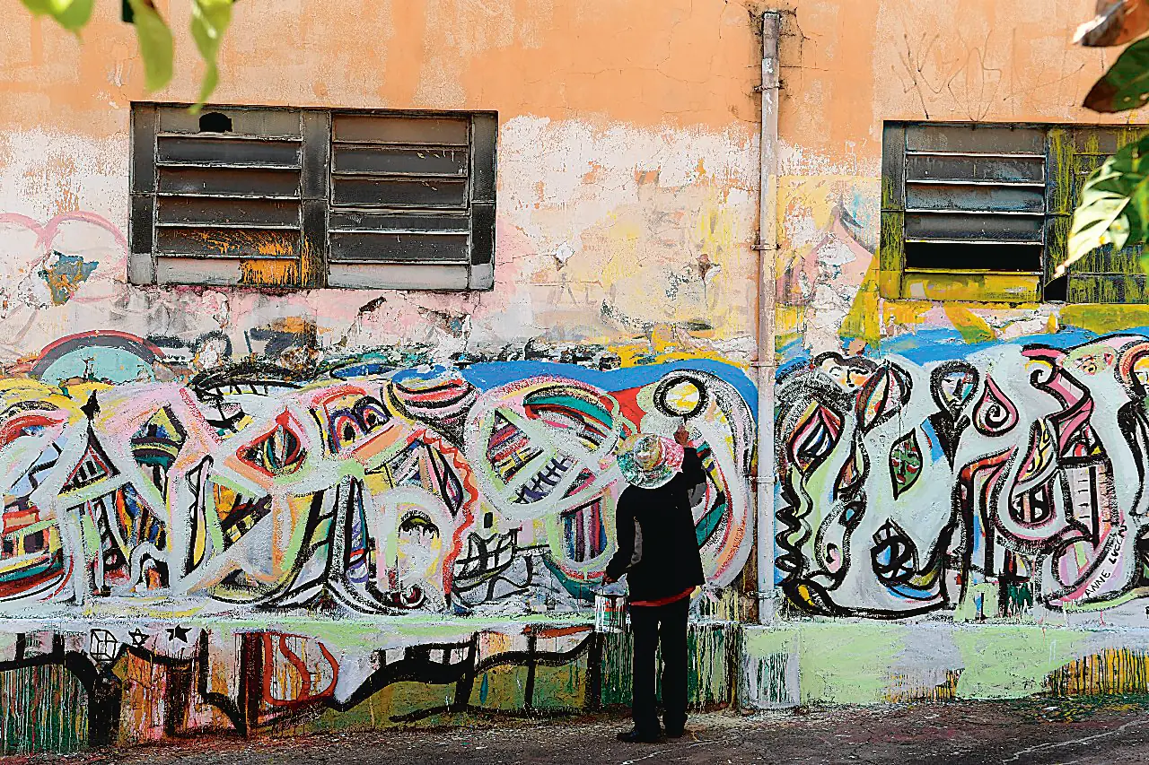 No cruzamento da Saldanha Marinho com a Coronel Spínola de Castro, a cidade ganha cor e alma com o mural do Profeta das Cores (Thomaz Vita Neto/Divulgação)