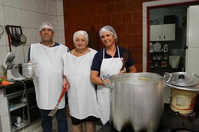 Romes José Fernandes, Aparecida Rodrigues Pimentel e Ronalda Torres: voluntários que montam barraca na BR-153 para servir canja aos romeiros do Senho (Edvaldo Santos 4/8/2025)