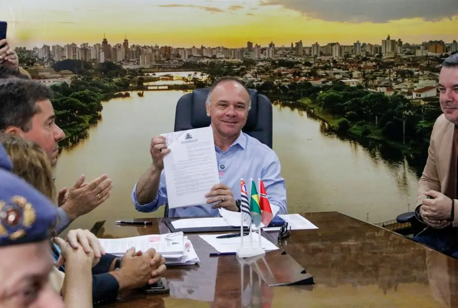 Coronel Fábio Candido sancionou leis que criam cargos (Ivan Feitosa/Prefeitura de Rio Preto)